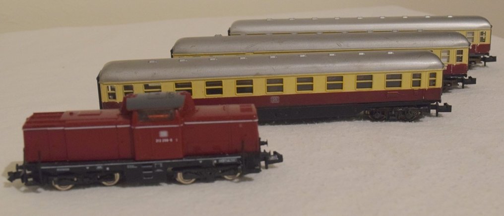Fleischmann, Trix N - Set di carrozze passeggeri di modellini di treni (4) - Set con 3 carrozze e 1 locomotiva. Scala N. Carrozze di servizio e locomotive mostrano segni di - DB #1.0