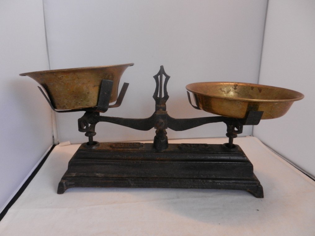 Scale with two sets of weights (12) Vintage - Belgium - 1920-1930 #1.0