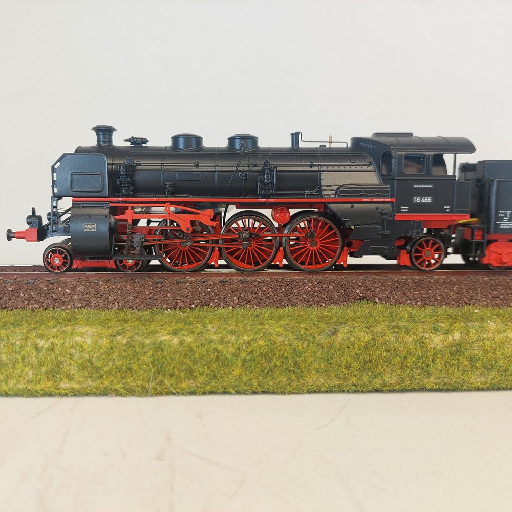 Märklin H0 - 29857 - Steam locomotive with tender (1) - BR 18 466 Digital Sound - DB #3.2
