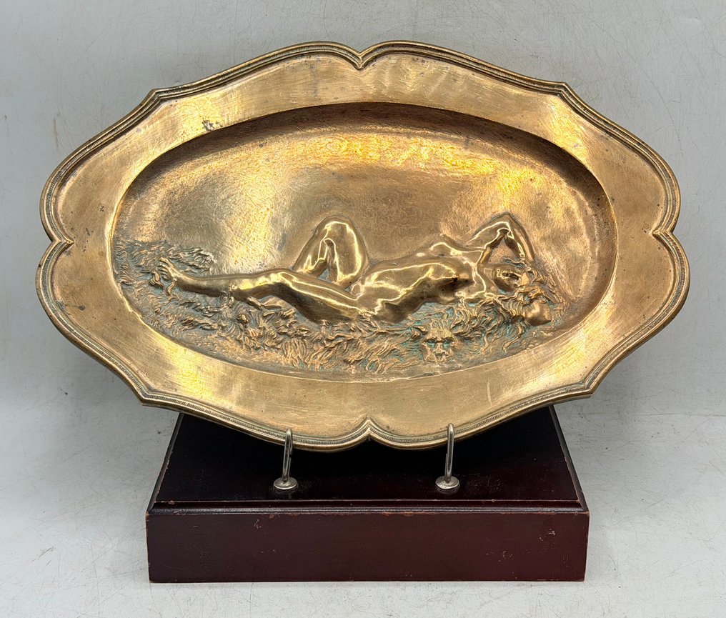 Escuela Francesa (s. XIX) - Tálca - Lelazul - Patinált bronz - Női akt #1.0