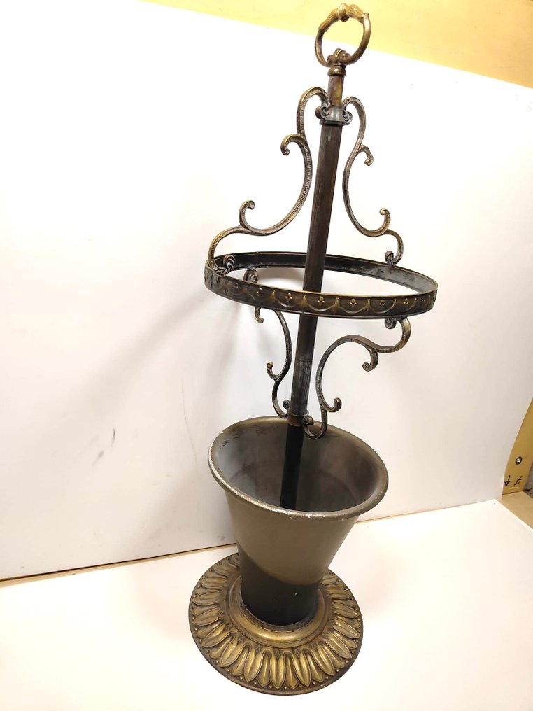 Kävelykeppi - Kävelykärry, upeasti työstetty pronssista, jossa on pyöreä säiliö. #2.1