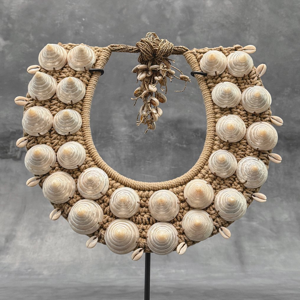 Decorative ornament - NO RESERVE PRICE - SN13 - Decorative shell necklace on a custom stand - Papua New Guinea #2.1