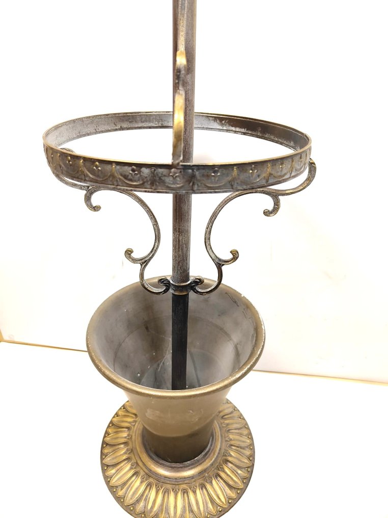 Kävelykeppi - Kävelykärry, upeasti työstetty pronssista, jossa on pyöreä säiliö. #4.3