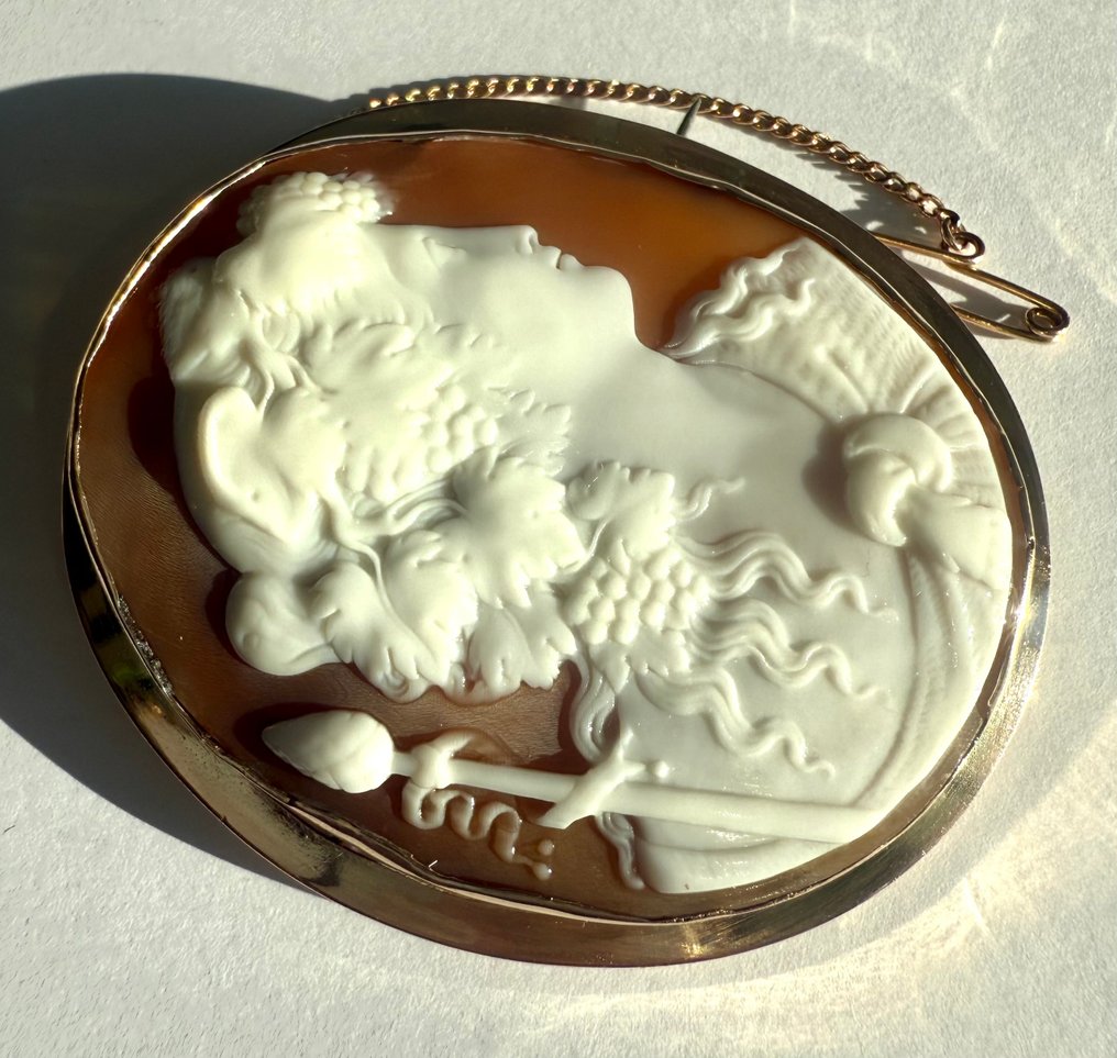 Cameo - 9 kt. Geel goud, Bacchus, God van de wijn, sardonyx schelpcameo gezet in 9-karaats goud. - Dionysus, zoon van Zeus #4.3