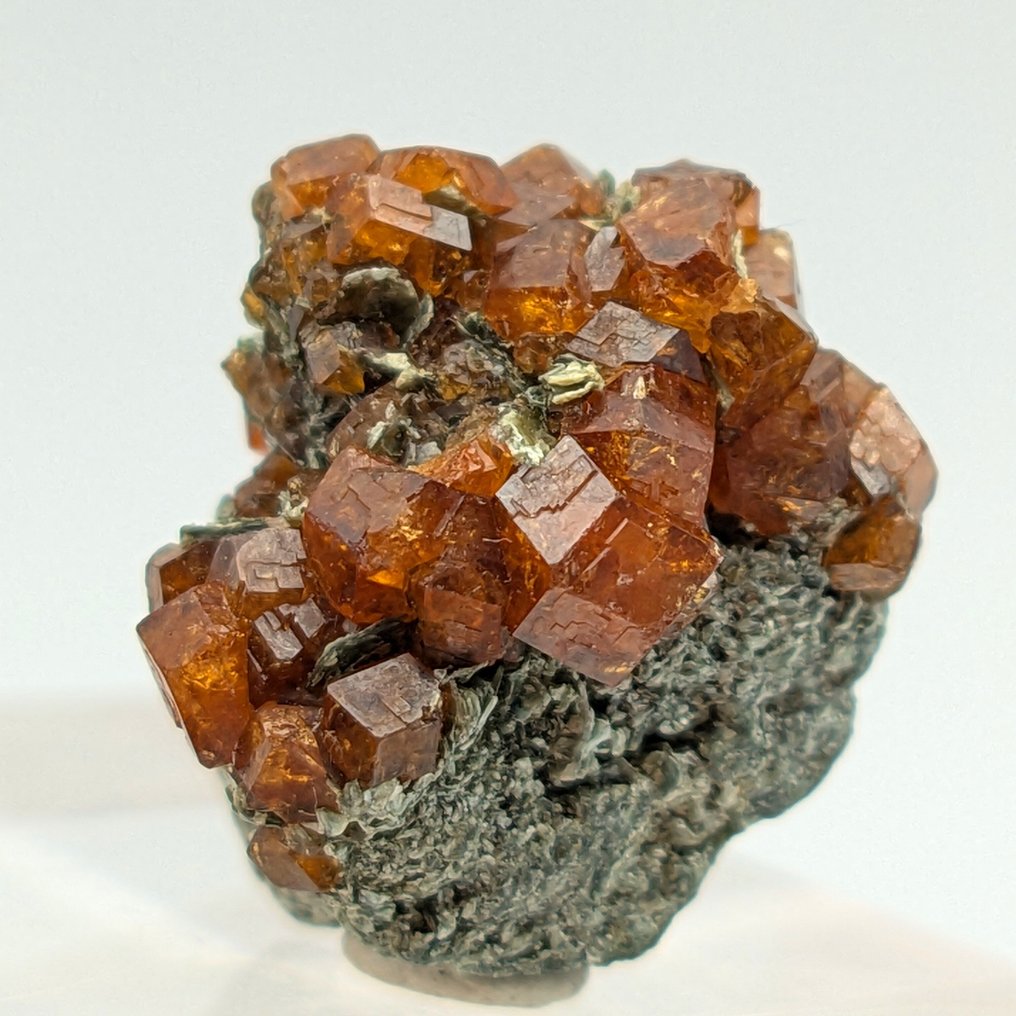 Γκροσουλάρια ρόσσα, ρουμπίνια με πράσινο επιδότο, Μάλι Κρύσταλλοι στη μήτρα - Ύψος: 38 mm - Πλάτος: 26 mm- 9 g #1.0