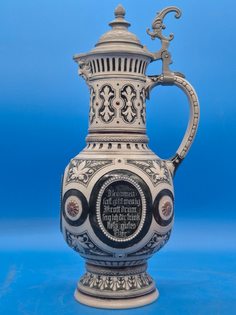Historistischer Bierkrug – Steinzeug mit reliefiertem Dekor und Zinnmontierung - Brocca - Ceramica #1.0