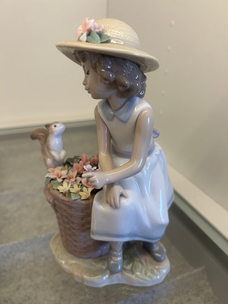 Lladró - Alfredo Llorens - Beeldje, Hello little squirrel - 6825 - Perfect condition - 20 cm - Porselein - 2001 #2.1