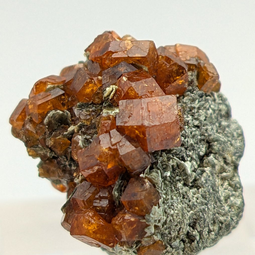 Γκροσουλάρια ρόσσα, ρουμπίνια με πράσινο επιδότο, Μάλι Κρύσταλλοι στη μήτρα - Ύψος: 38 mm - Πλάτος: 26 mm- 9 g #1.0