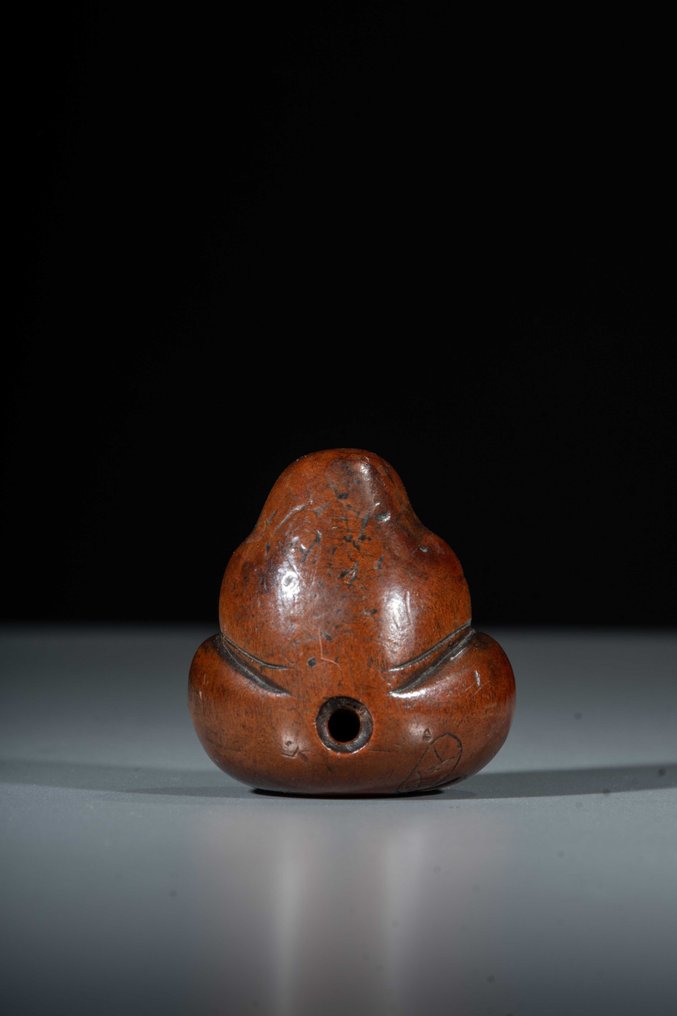 一只精美的黄杨木根付，描绘一位坐着的达摩，双手交叉放在和服下。 - 黄杨木 - Signed Yoshihisa 義久 - 日本 - 江户时代（19世纪） #3.2