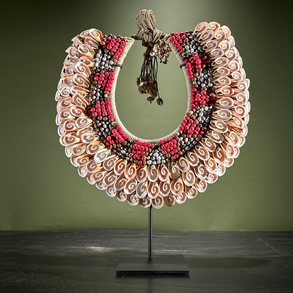 Ozdobny ornament - NO RESERVE PRICE - SN18 - Wonderful Decorative Shell Necklace on Custom Stand - Indonezja #1.0