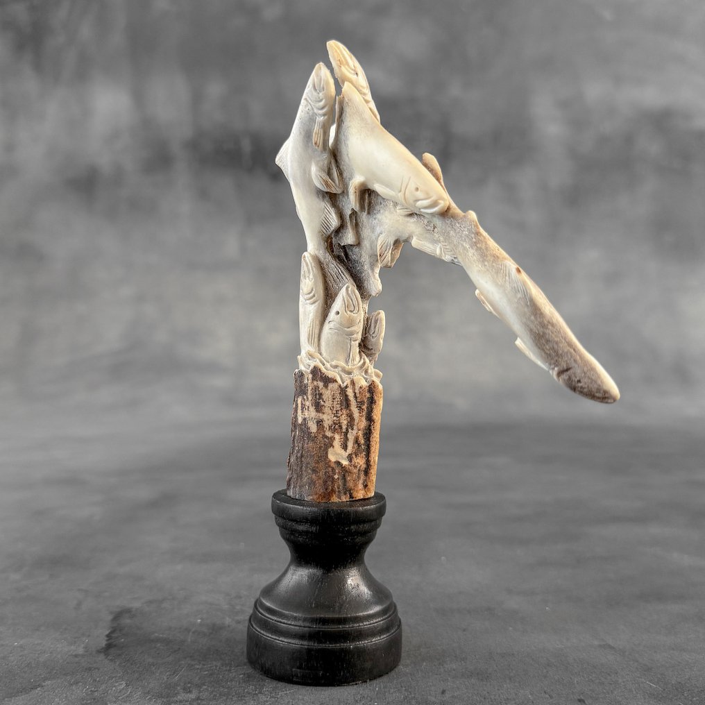 Rzeźba, NO RESERVE PRICE - Stunning Salmons carving from deer antler on a custom stand - 17 cm - poroże jelenia - 2025 #2.1