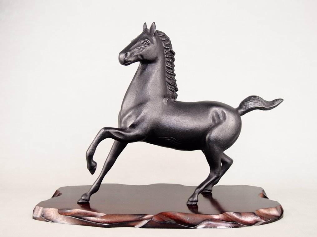 χυτό - NANBU IWACHU - Ευοίον άγαλμα αλόγου από τη Nanbu Iwachu, το σπίτι του χυτοσιδήρου. - Shōwa period (1926-1989) #1.0