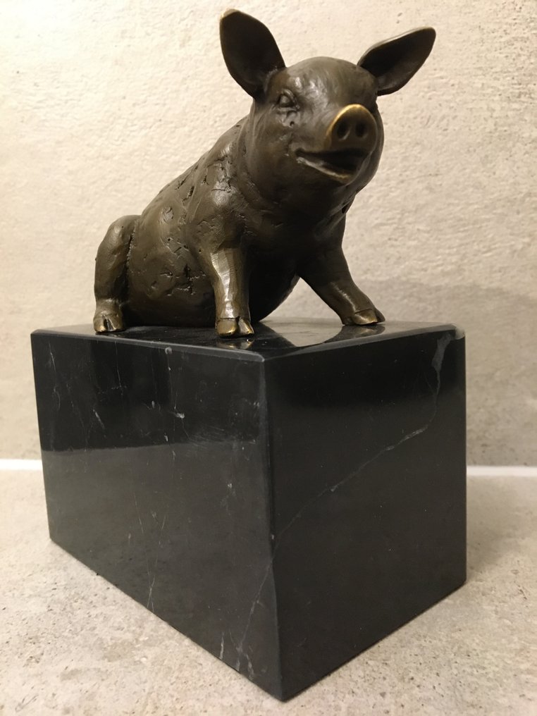 J.B. - 雕塑, SCULPTUUR ZITTEND VARKEN - 150 mm - 黄铜色, 大理石 - 2025 #2.1