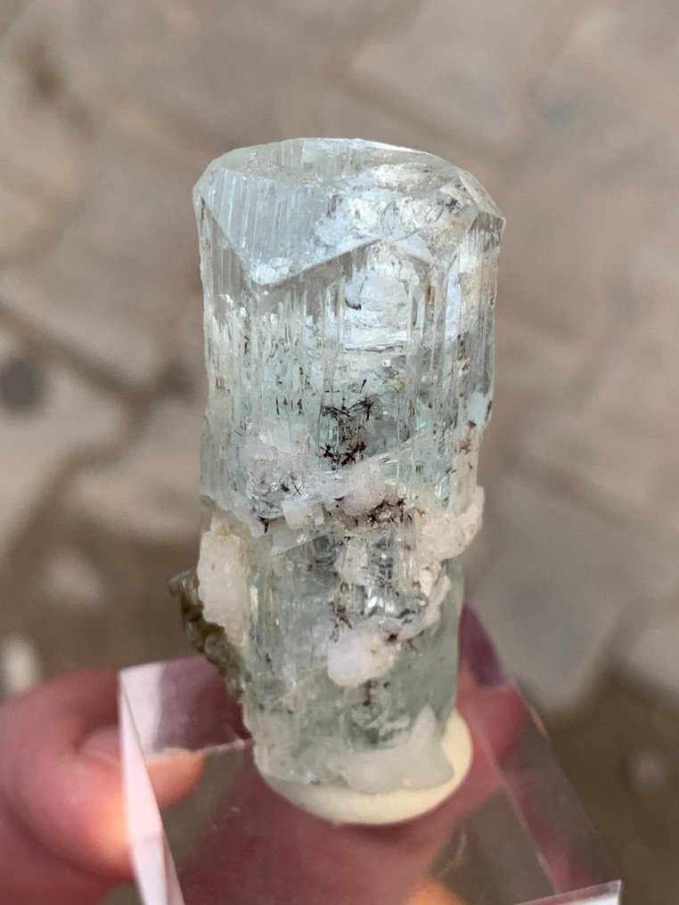 不~保留蓝色海蓝宝石水晶配以云母 水晶 - 高度: 4.2 cm - 宽度: 1.9 cm- 23 g - (1) #1.0