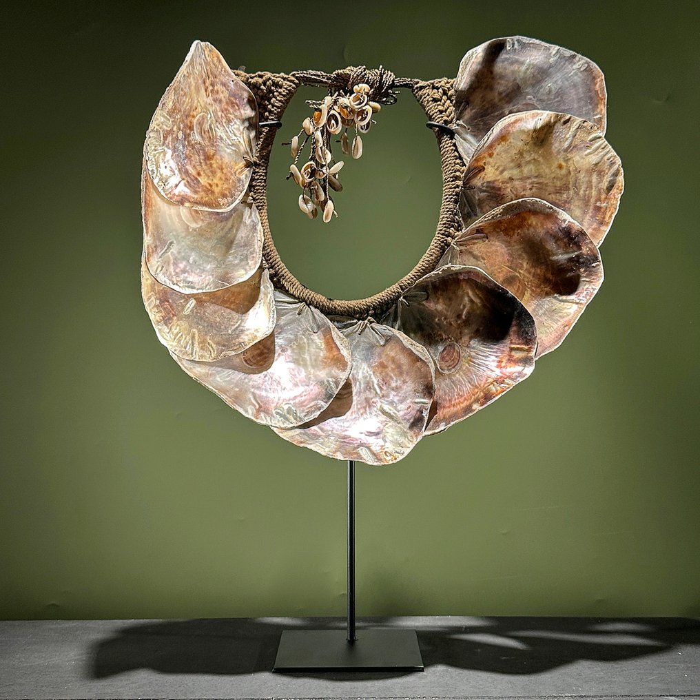 Ornament decorativ - NO RESERVE PRICE - SN10 - Decorative Shell Necklace on a custom stand - Indonezia #2.1