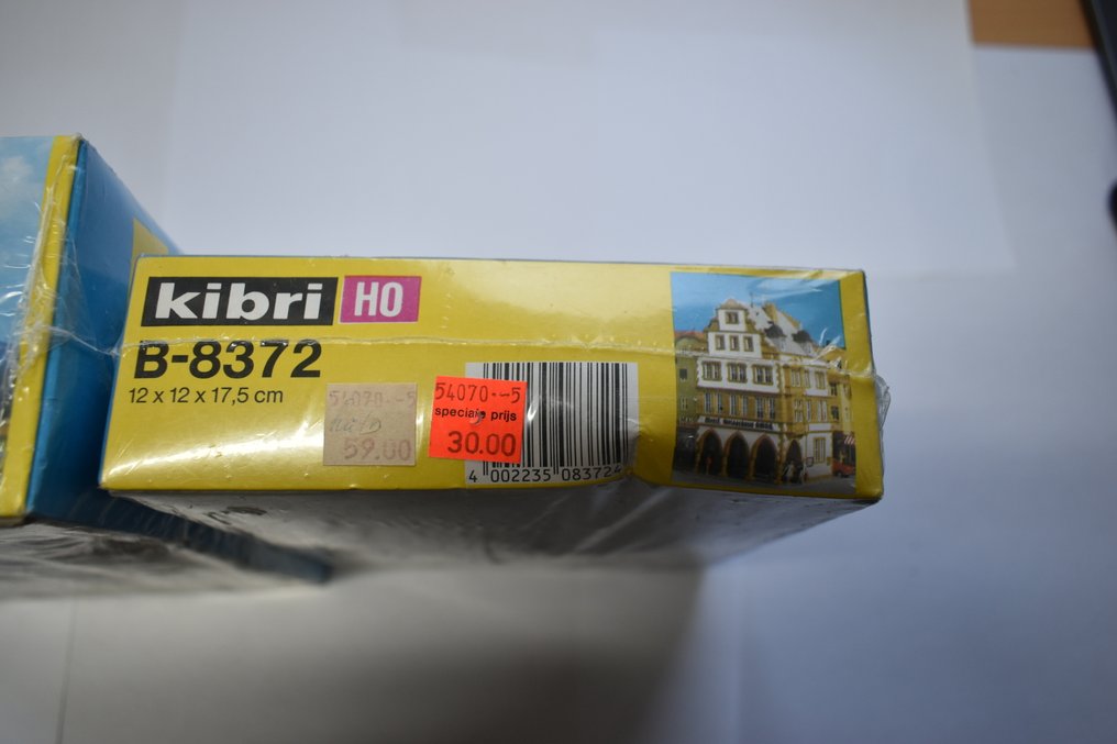 Kibri H0 - 8192; B-8372 - Modelltåg landskap (2) - Två oöppnade Kibri HO byggsatser i originalförpackning med krympfolie; modeller: bostadshus/garage #3.2