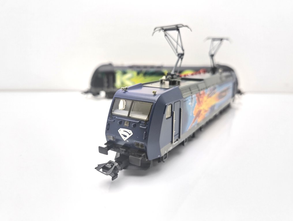 Märklin H0 - 36837 - Elektrische locomotief (2) - Dubbele set Märklin H0 'Superman'-thema locomotieven; afgebeeld met originele dozen; pantografen #3.2