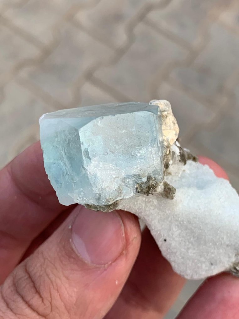 Μηδέν~Κράτηση μπλε ακουαμαρίνα με συνδυασμό απατίτη και μίκα, δείγμα. Δείγμα - Ύψος: 4.6 cm - Πλάτος: 6.3 cm- 48 g - (1) #3.2