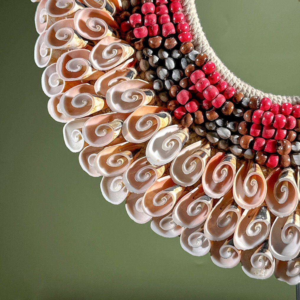 Ozdobny ornament - NO RESERVE PRICE - SN18 - Wonderful Decorative Shell Necklace on Custom Stand - Indonezja #4.3