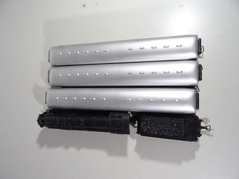 Fleischmann H0 - 4103 - Lokomotywa parowa z tendrem (1) - BR 03 z 3 samochodami osobowymi - DB #1.0