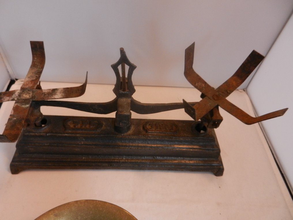 Scale with two sets of weights (12) Vintage - Belgium - 1920-1930 #4.3