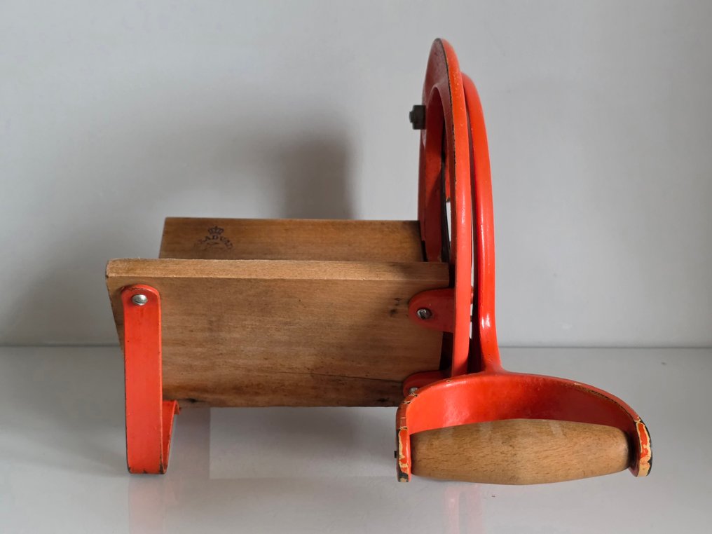 Zabytkowy duński design, projekt Ove Larsena, ręczna gilotyna do chleba „Raadvad” (294), krótka - Brødkutter - Støpejern #2.1