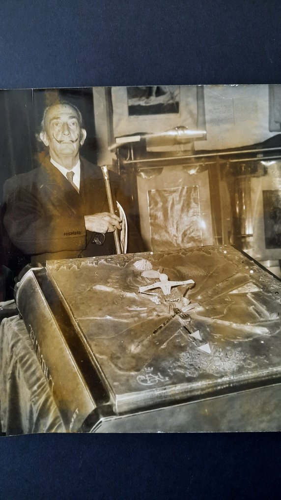Photo Keystone - Photographie Salvador Dali devant L'APOCALYPSE 1967.. #1.0