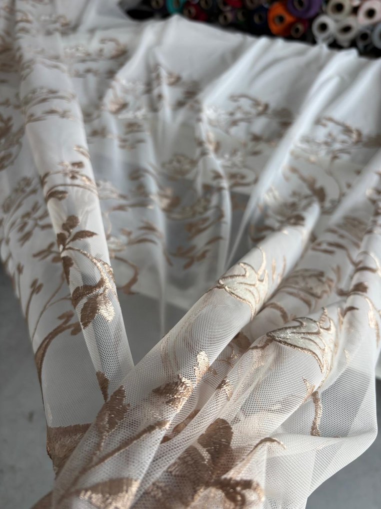 Precious curtain fabric: French embroidered and hemmed tulle at the base in Tortora and Light Cream. - Curtain fabric - 400 cm - 300 cm #2.1
