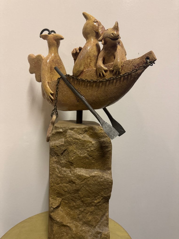 Bernd Tholl - Γλυπτό, Nächtliche Überfahrt Skulptur - 55 cm - Πέτρα, Μέταλλο, Πηλός #1.0