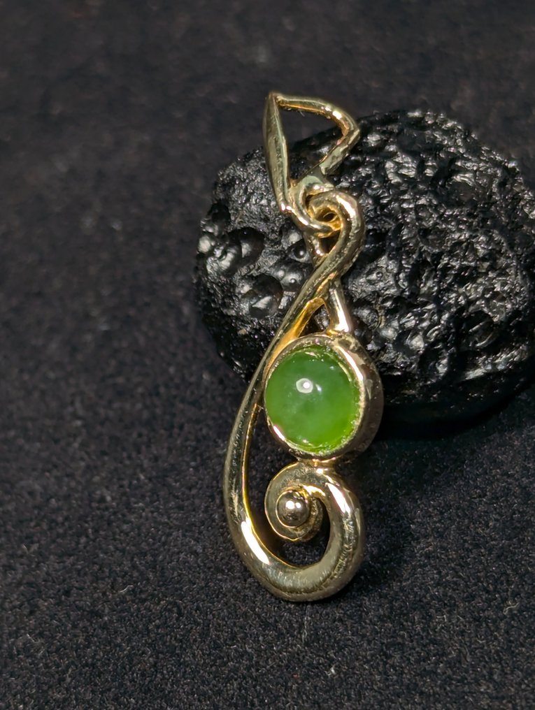 Jade - Elegáns 9 ct (375) medál jádeval, Myanmarból. - Függő #1.0