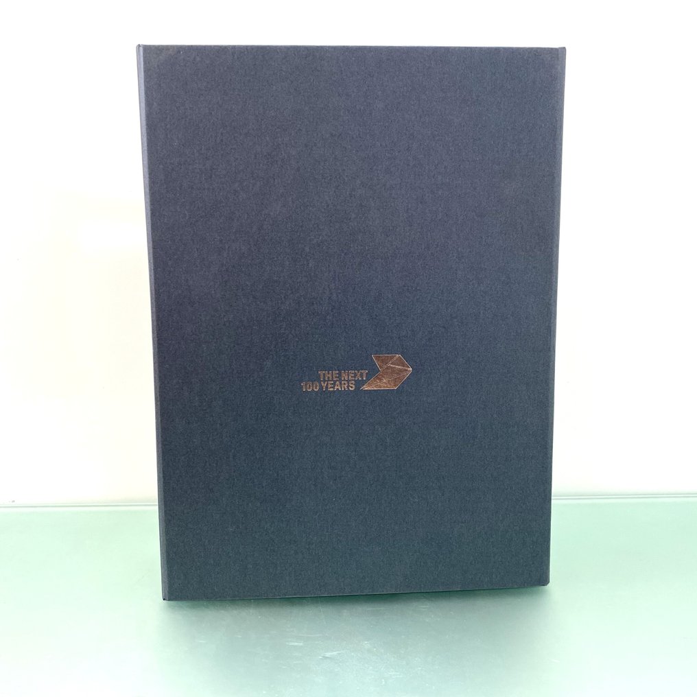 宝马集团——未来100年 - Omslagmap met 11 boeken en een map met lithografie/artprints. #3.2