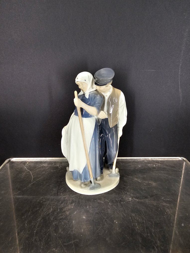 Royal Copenhagen - Αγαλματίδιο - Peasant Couple with Walking Sticks - Πορσελάνη #1.0