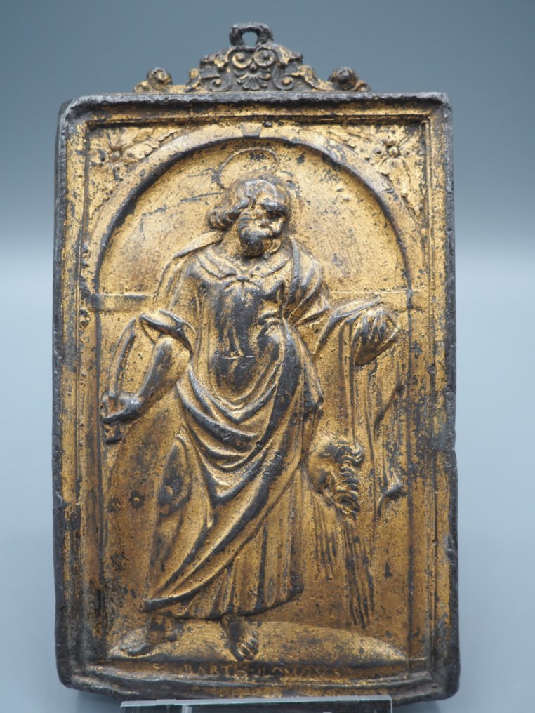 Ανάγλυφο, Gilt Lead Relief of Saint Bartholomew – Possibly Netherlandish, First Half 17th Century - 16 cm - Μόλυβδος #2.1