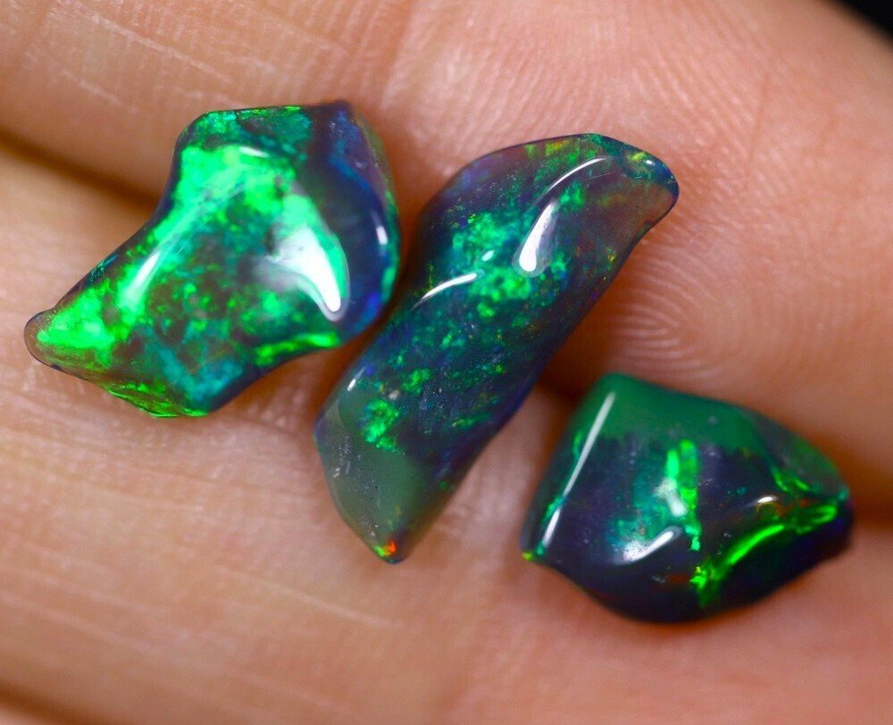 4.09 cts - 3 Natural Black Opal Vapaamuotoinen- 0.82 g #2.1