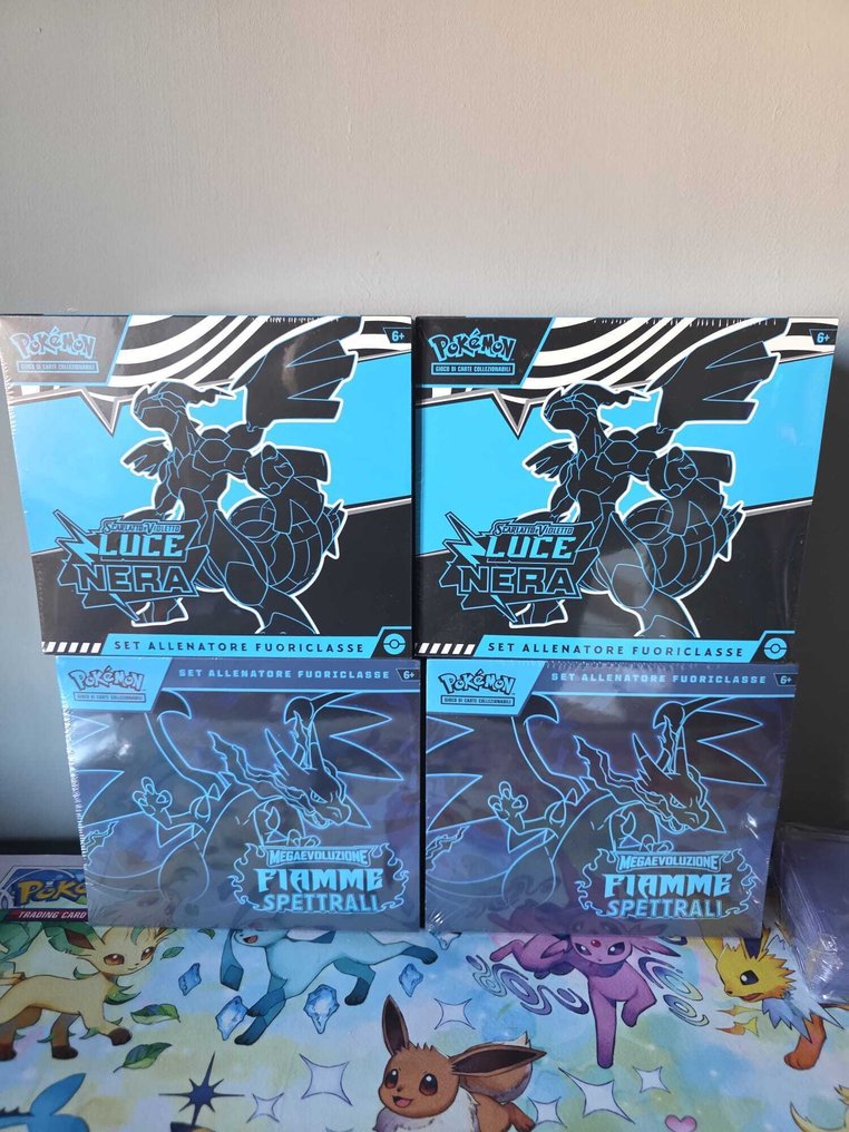 Pokémon - 4 Box - Set Allenatore Fuoriclasse Luce Nera e Fiamme Spettrali - Black & White #1.0