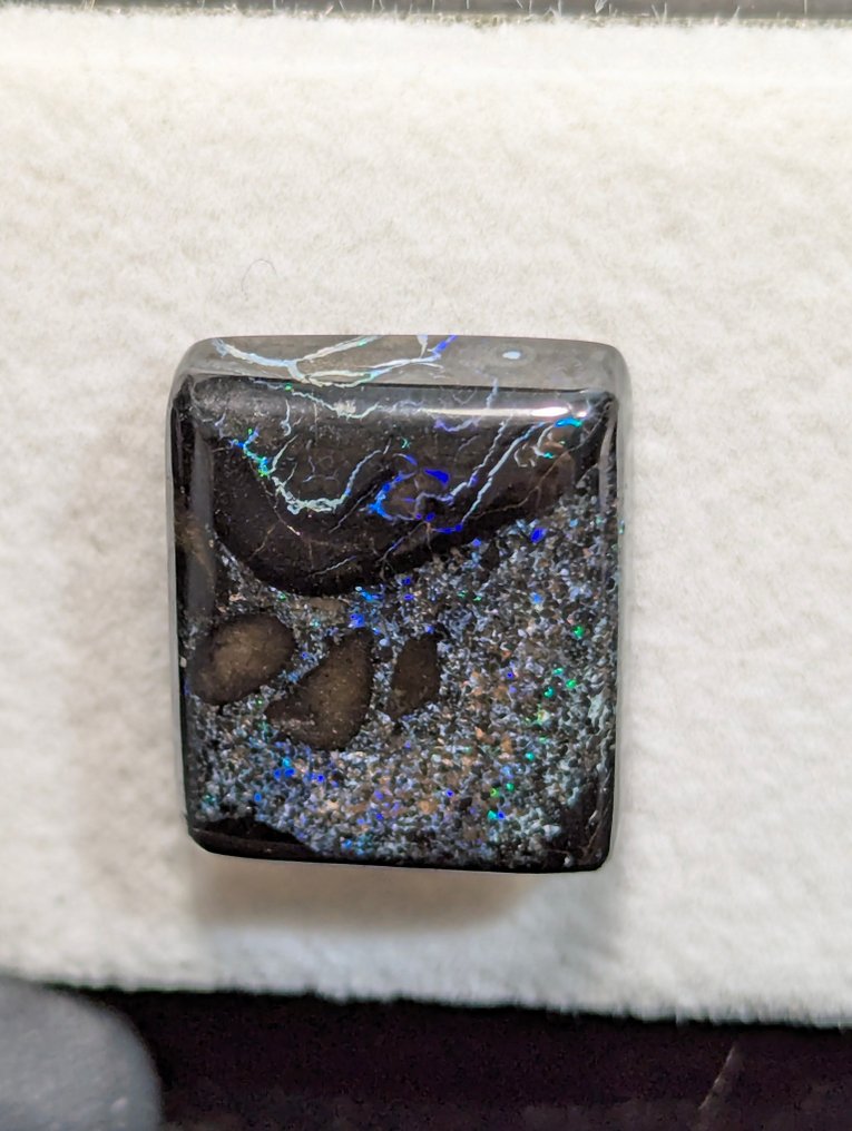 15.3 ct - Natural Boulder Opal from Queensland, with Play of Color. Polished - Height: 18 mm - Width: 14 mm- 3.06 g - (1) #2.1