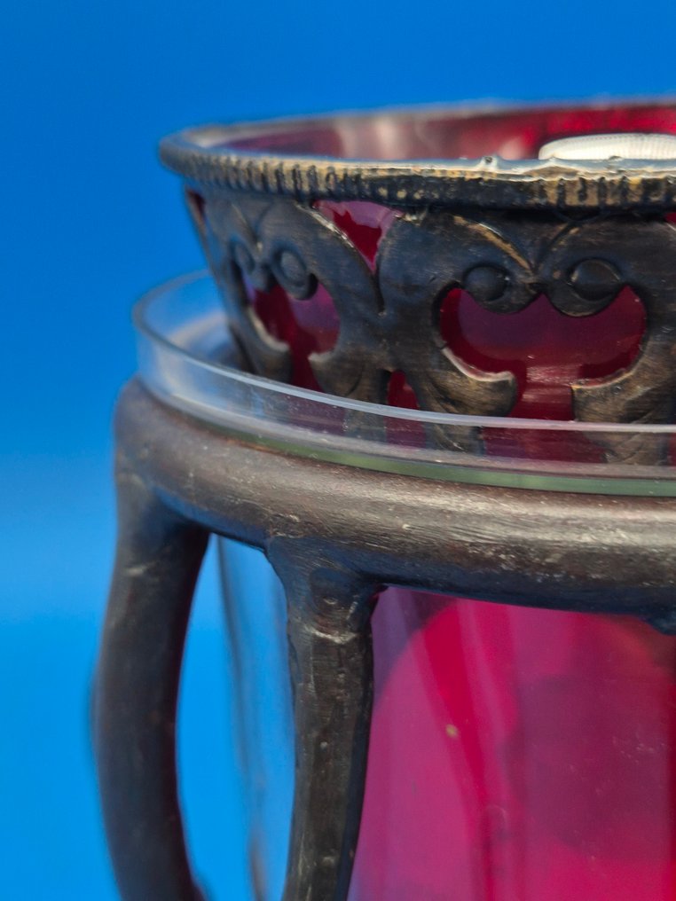 Art Nouveau Stil – Rubinroter Kerzenhalter mit durchbrochenem Metallrand und schmiedeeisernem - Kerzenhalter - Metall #4.3