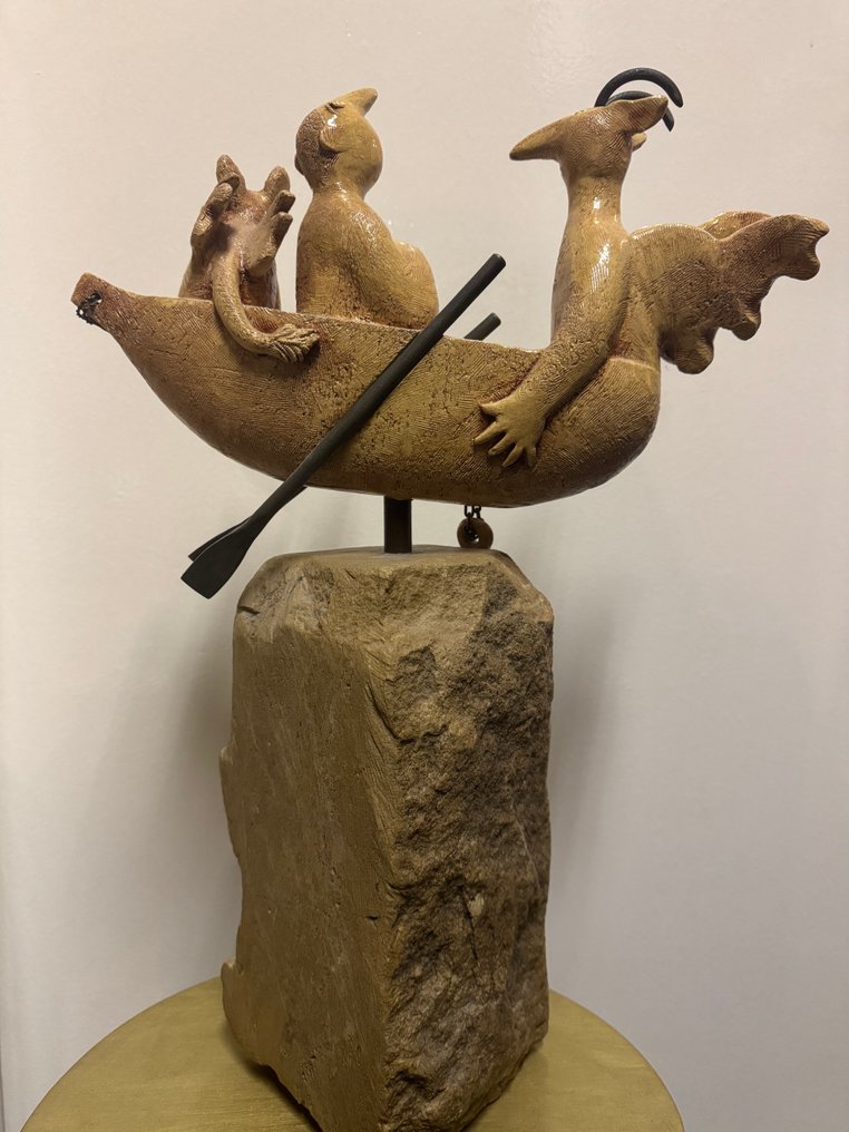 Bernd Tholl - Γλυπτό, Nächtliche Überfahrt Skulptur - 55 cm - Πέτρα, Μέταλλο, Πηλός #3.2