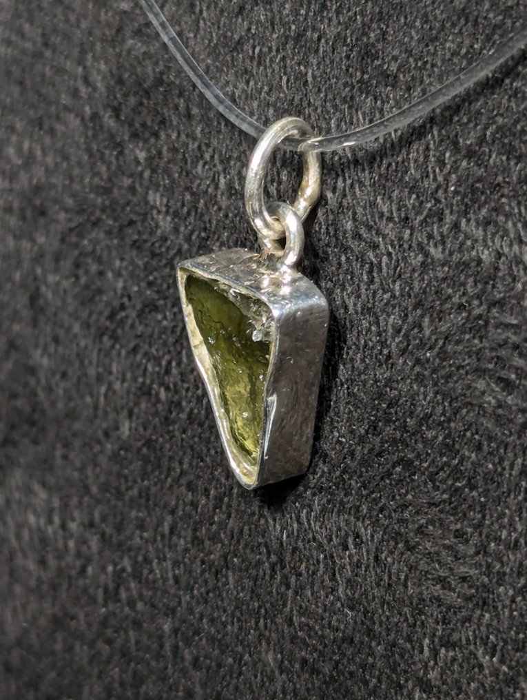 Όμορφο μενταγιόν από ασήμι 925, στολισμένο με φυσική Moldavite από την Τσεχική Δημοκρατία. - Κρεμαστό κόσμημα #4.3