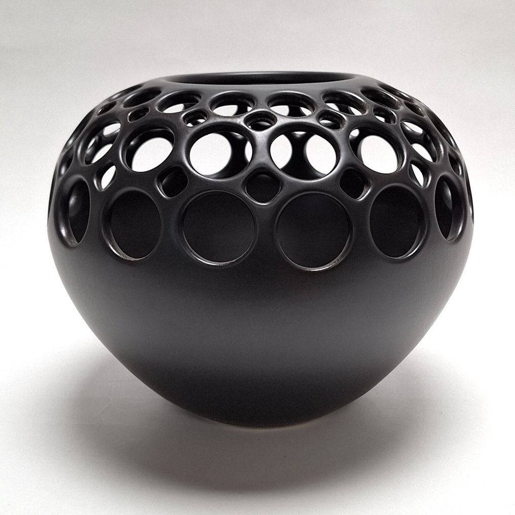 Lynne R. Meade - Scultura, Orb Demi Round Lace Vessel - 20 cm - Gres - 2023 #1.0