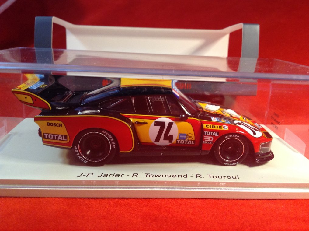 Spark 1:43 - Miniatura de carro de corrida - ref. #S5093 Porsche 935 IMSA "Tennis Spring Court" Team Jarier Le Mans 1979 #74 - Qualidade excelente - edição limitada - difícil de encontrar hoje - com tênis de tênis em relevo. #3.2