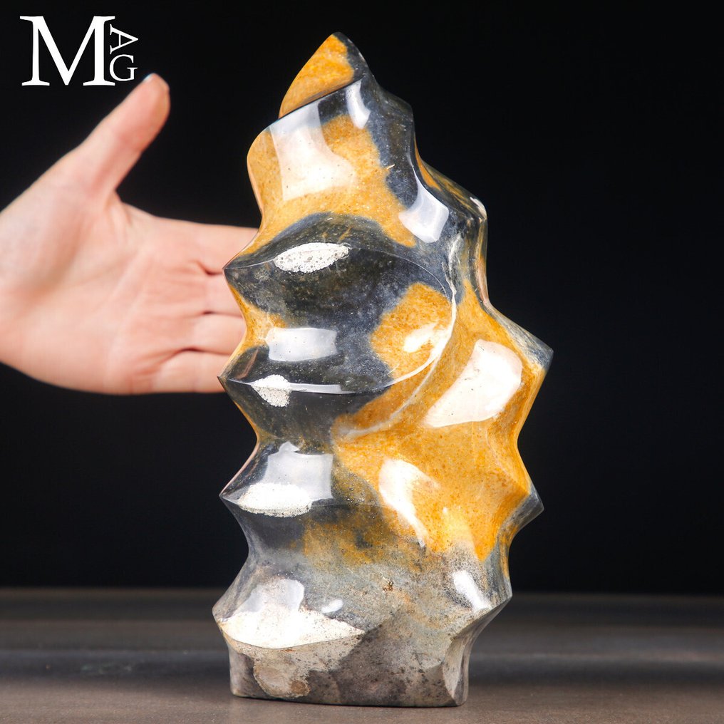 Flame-Cut Jasper Sculpture from Madagascar – Unique Hand-Carved Piece - Height: 244 mm - Width: 122 mm- 3404 g #1.0