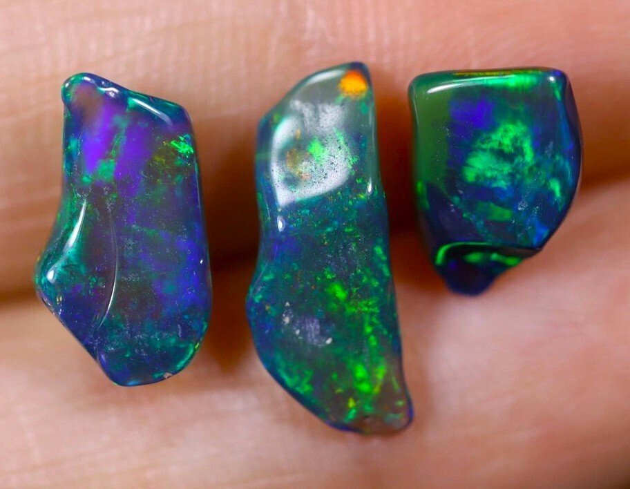 4.09 cts - 3 Natural Black Opal Vapaamuotoinen- 0.82 g #1.0