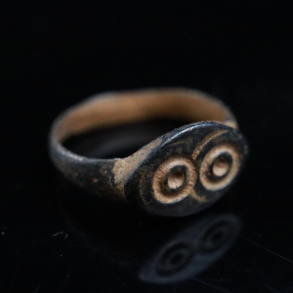 Αρχαία Ρωμαϊκή Μπρούντζος Δαχτυλίδι - Με μοτίβο διπλού κακού ματιού. (χωρίς τιμή ασφαλείας) #1.0