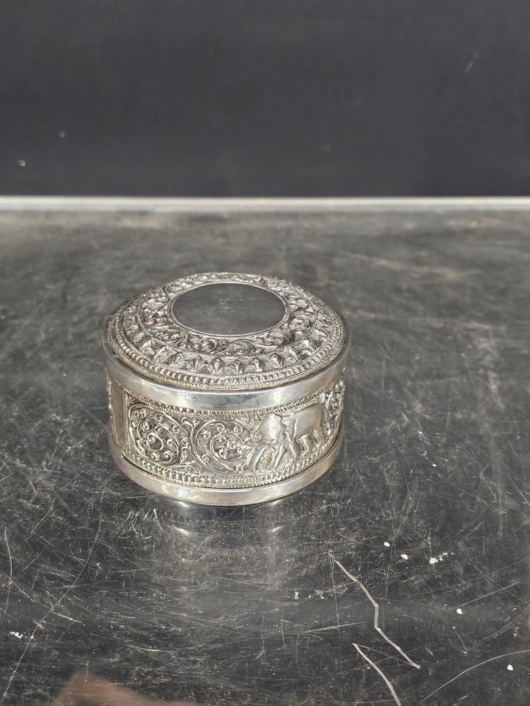 Questa è una scatola in argento massiccio, che pesa 117 grammi. - Argento - India - Inizio XX secolo #2.1