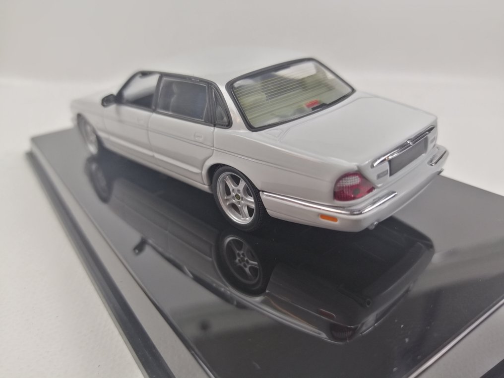 Autoart 1:43 - Modellino di auto - Jaguar XJR white - AUTOART-new #1.0