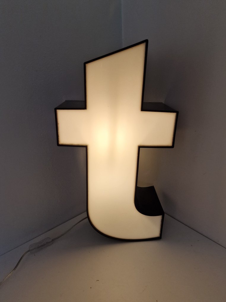 Vägglampa - metall, plast - Bokstav T #2.1