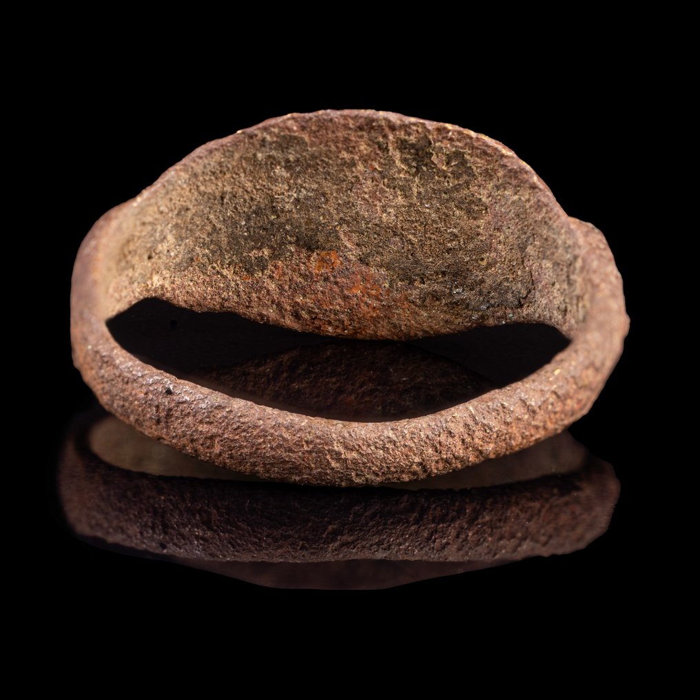 Αρχαία Ρωμαϊκή Δαχτυλίδι από μπρούντζο με κόκκινο ένταλγιο ενός κερατόμορφου ζώου. (χωρίς τιμή ασφαλείας) #2.1