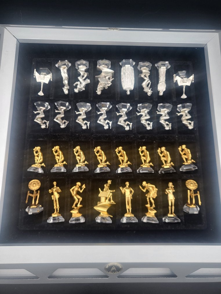 Star Trek – Franklin Mint – 25th Anniversary Edition – Jeu d’échecs de collection - Σετ σκακιού - Χυτευμένο μέταλλο με επίστρωση σε χρυσό / ασημένιο • Βάσεις σε κοπτό κρύσταλλο • Επιφάνεια σε γυαλί #3.2