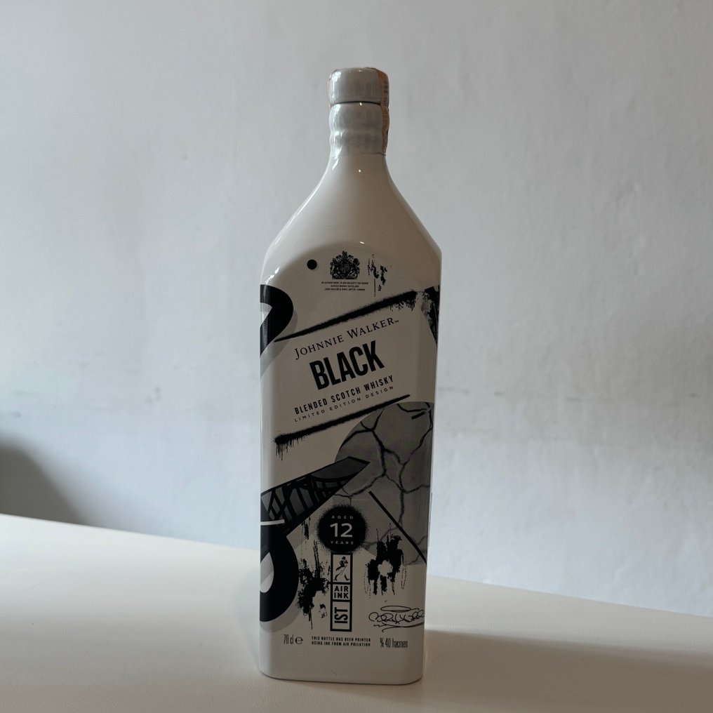 Johnnie Walker 12 years old Black Label - Istanbul Edition printed with Air Ink - 70cl #1.0
